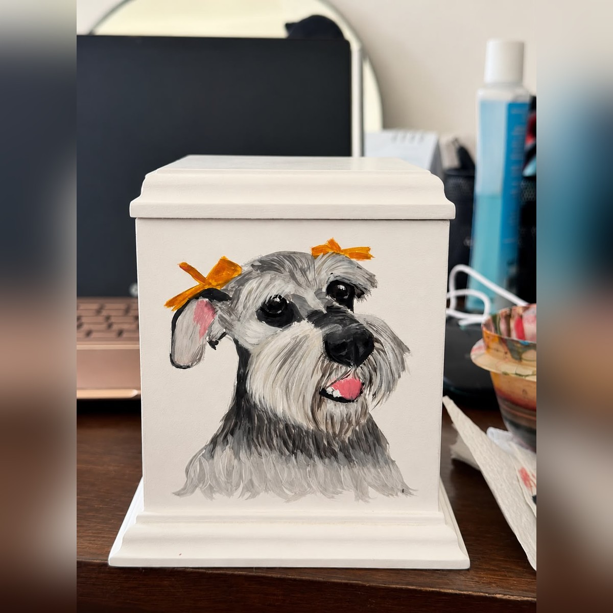 Urna personalizada de MDF blanco con retrato pintado a mano de un schnauzer gris con moños