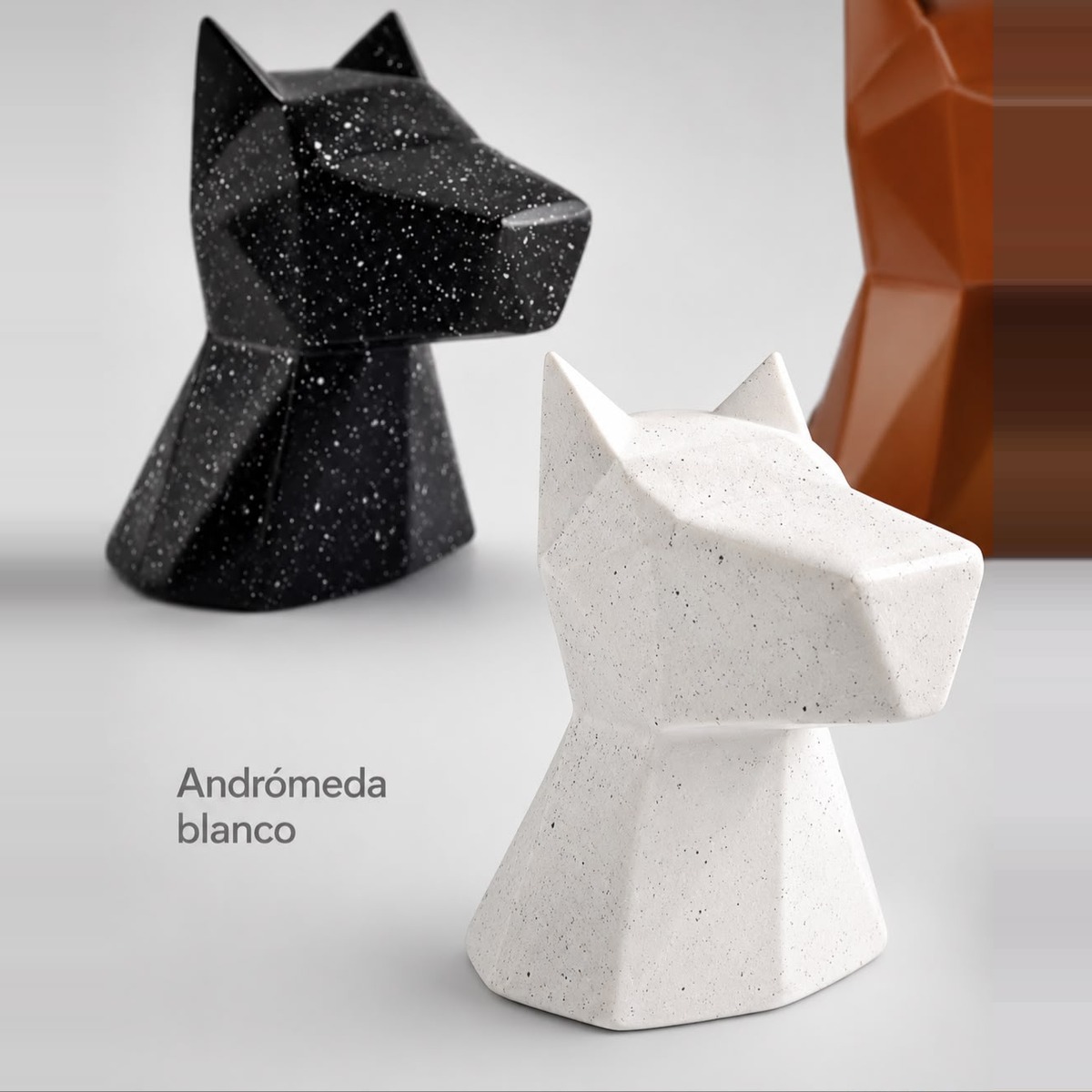 Urnas Máx de cerámica con figura geométrica de perro en tonalidades Andrómeda blanco y Andrómeda negro