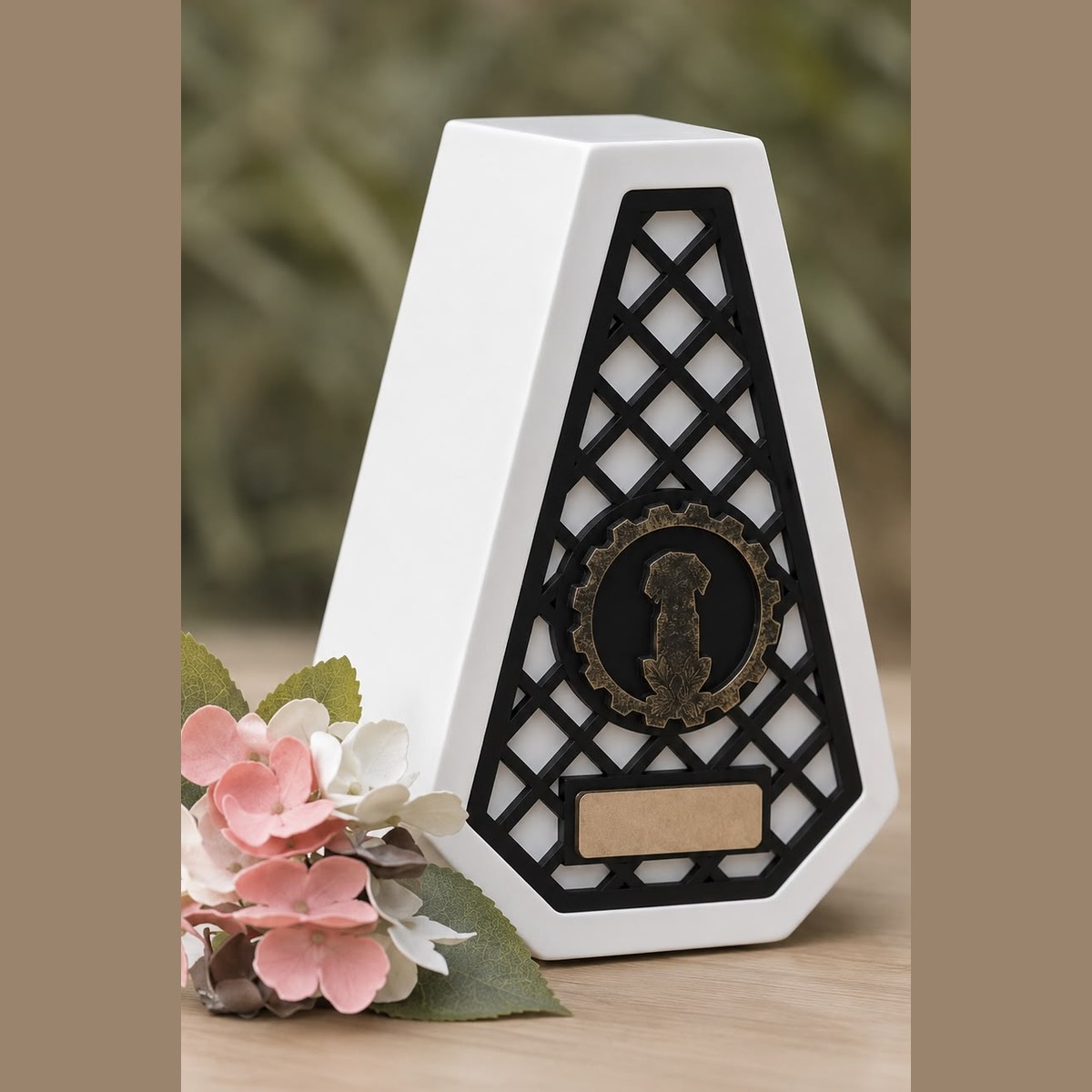 Urna Maltés blanca con rejilla negra y placa bronce para fotografía de mascota