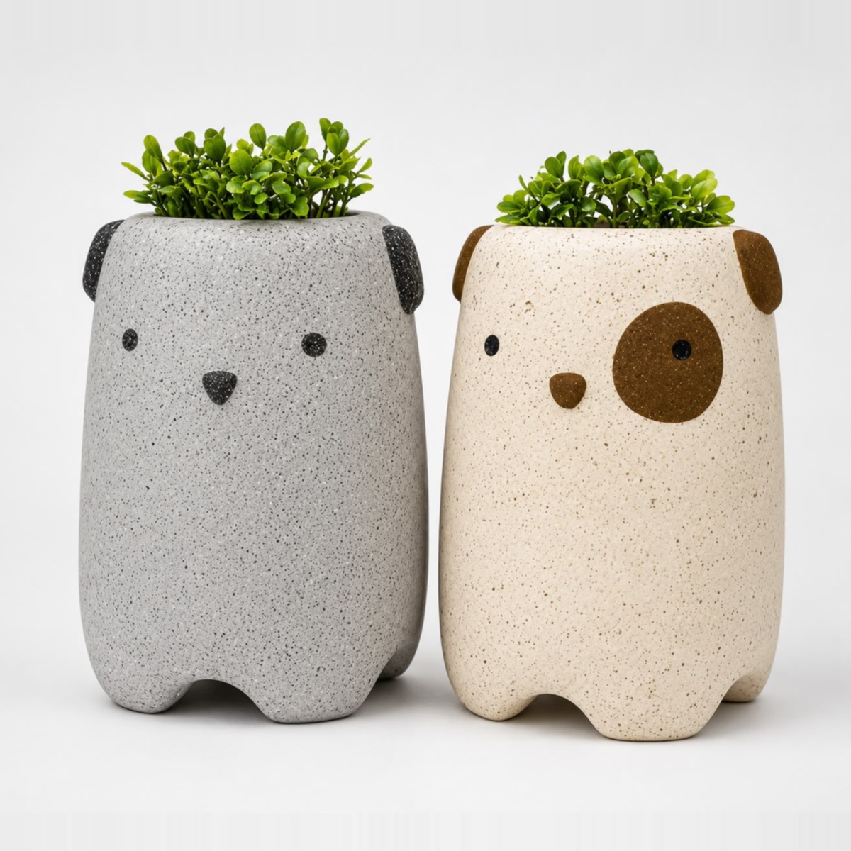 Urnas Bongo de cerámica en tonos gris y beige con forma de perrito y plantita