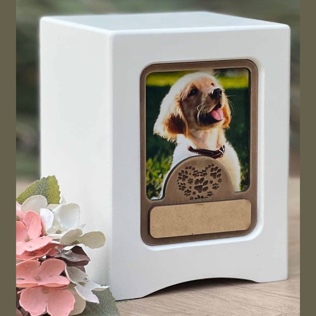 Urna Labrador blanca con marco para fotografía y placa grabada para el nombre de la mascota